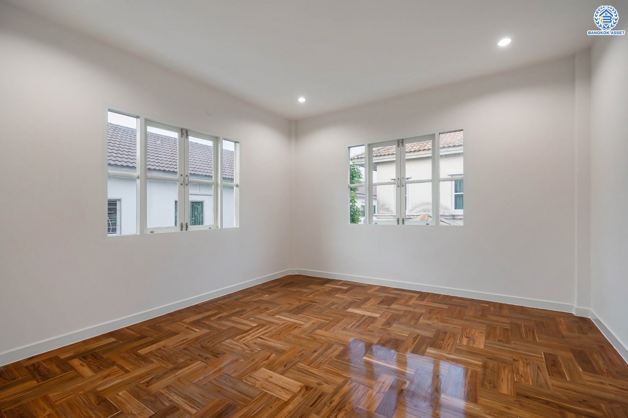 บ้านตกแต่งใหม่ โครงการ มัณฑนา  วัดพระเงิน ตกแต่งหรูหราดีไซน์สุด Classic เนื้อที่ 85.6 ตร.ว ฟังก์ชันจัดเต็ม 3 ห้องนอน 4 ห้องน้ำ 1 ห้องแม่บ้าน จอดรถได้ถึง 2 คัน เชื่อมต่อถนนกาญจนาฯ ใกล้รถไฟฟ้าสายสีม่วง "สถานีสามแยกบางใหญ่" และทางด่วน "ศรีรัช" รายล้อมด้วยสิ่งอำนวยความสะดวกมากมาย